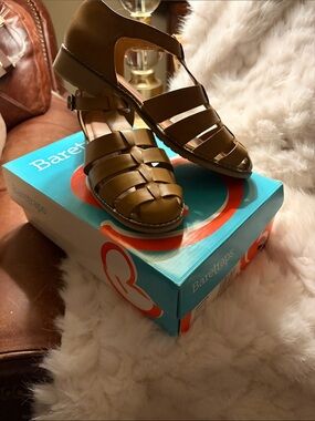 New in Box BareTraps Caramel Fisherman Sandals Size 8.5 Retail $69